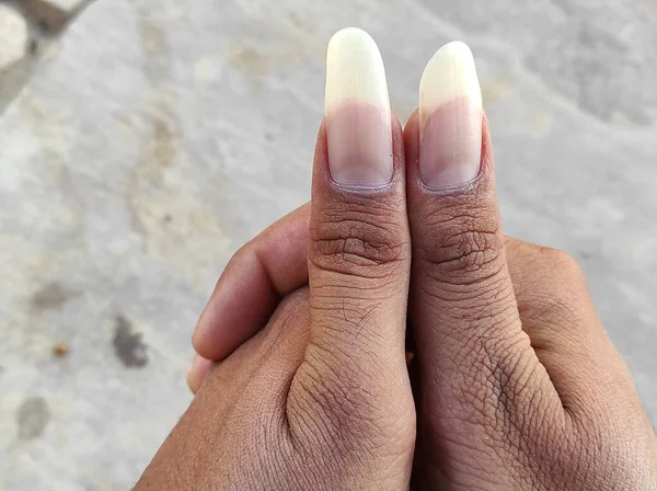 Närbild Skott Långa Nageln Mänsklig Hand Tumme Bakgrund Oskärpa Selektivt — Stockfoto