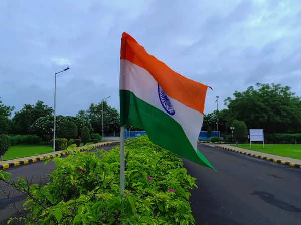 Ινδική Σημαία Φυτεύεται Κατά Μήκος Των Δέντρων Του Διαχωριστή Δρόμο — Φωτογραφία Αρχείου