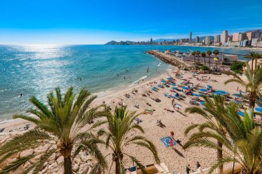 Benidorm Mal Pas plajında turistler. Akdeniz 'deki İspanyol tatil köyü. Alicante Eyaleti, İspanya