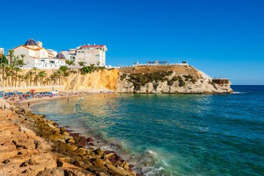 Benidorm 'da güneşlenen turistler eski şehir plajı Mal Pas, Comunidad Valenciana, İspanya