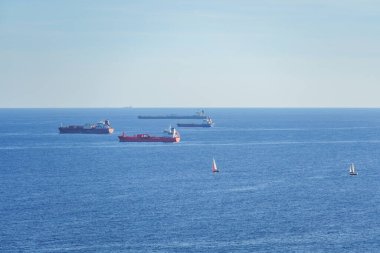 Akdeniz 'e demir atmış kargo gemileri ve yelkenliler.