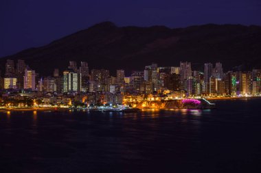 İspanya 'nın Akdeniz kıyısındaki Benidorm şehrinin gece manzarası. Costa Blanca, Comunidad Valenciana, İspanya