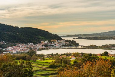 Pontedeume ve Ares haliçlerindeki Eume nehri manzarası. Galiçya, İspanya. İngiliz kamuflajında şehir Santiago 'ya