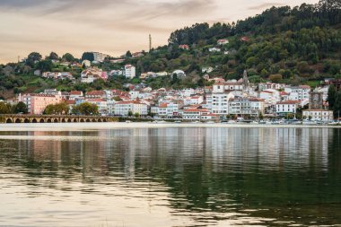 Pontedeume, İspanya. 11 Eylül 2021. Galiçya, İspanya 'daki Pontedeume' nin panoramik manzarası. Camino 'daki şehir Santiago' ya bağlanıyor
