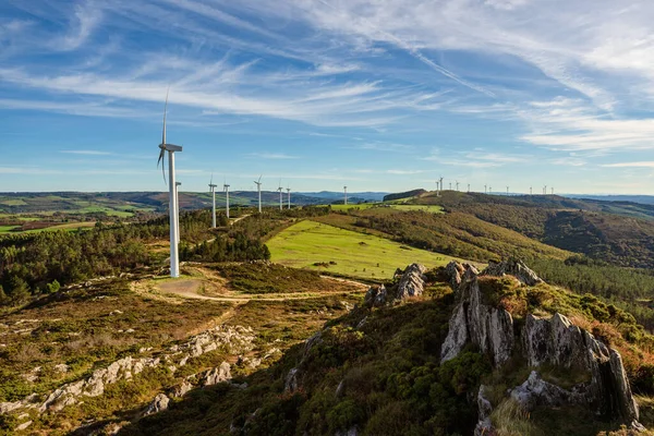 Vista Panorâmica Turbinas Eólicas Uma Fileira Topo Montanha Energia Sustentável — Fotografia de Stock