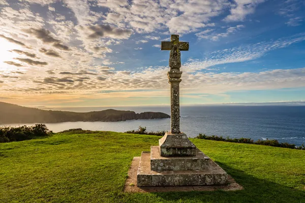 Landmärke Till Sjöss Forntida Sten Korsar Traditionell Religiös Symbol Som — Stockfoto