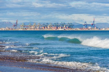 Valencia nakliye limanı ve Akdeniz manzarası, İspanya