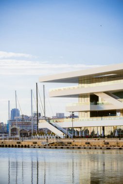 Valencia, İspanya. 20 Aralık 2021. Veles e Vents, Valencia limanındaki ultra modern bina David Chipperfield ve Fermin Vazquez tarafından tasarlandı. Port America Kupası 'nın bir sembolü.. 