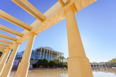 Valencia, İspanya. 28 Ocak 2022. İspanyol mimar Ricardo Bofill tarafından tasarlanan Turia River Bahçeleri 'ndeki halk parkı.