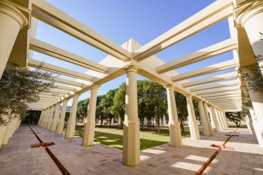 Valencia, İspanya. 28 Ocak 2022. İspanyol mimar Ricardo Bofill tarafından tasarlanan Turia River Bahçeleri 'ndeki halk parkı.