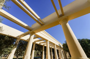 Valencia, İspanya. 28 Ocak 2022. İspanyol mimar Ricardo Bofill tarafından tasarlanan Turia River Bahçeleri 'ndeki halk parkı.