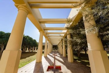 Valencia, İspanya. 28 Ocak 2022. İspanyol mimar Ricardo Bofill tarafından tasarlanan Turia River Bahçeleri 'ndeki halk parkı.