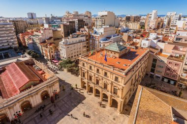 Castellon de la Plana belediye binasının ve diğer ana binaların yüksek açılı manzarası. Ortak Valenciana, İspanya