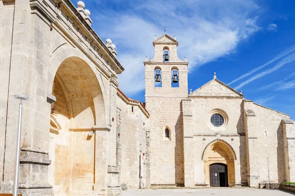 San Juan Ortega教堂和修道院的立面 西班牙卡斯蒂利亚 — 图库照片