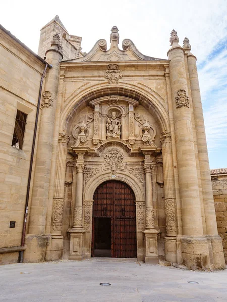西班牙纳瓦尔维亚纳的圣彼得教堂废墟巴洛克门 18世纪 — 图库照片
