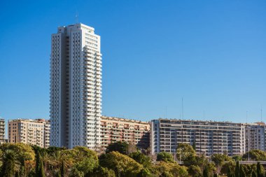 Valencia 'da gökdelen mavi gökyüzüne karşı