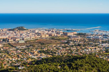 İspanya 'nın Akdeniz kıyısındaki Denia şehrinin panoramik manzarası, Alicante, Comunidad Valenciana, İspanya