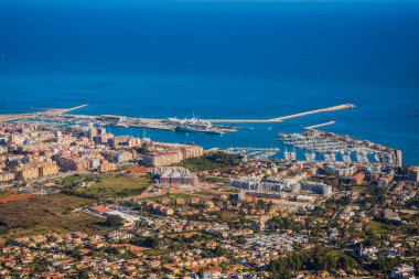 İspanya Valensiya Bölgesi Alicante 'deki Denia limanının yüksek açılı görüntüsü