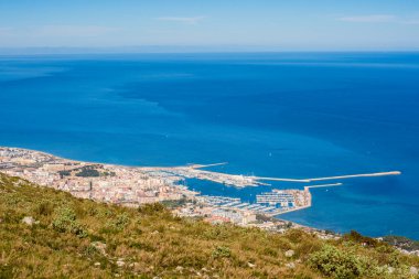 Akdeniz 'deki Denia limanının yüksek manzarası. Marina Alta, Costa Blanca, Alicante ili, Valencia Bölgesi, İspanya