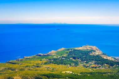 Valensiya sahilinden Denia ve Xabia arasındaki Montgo 'nun tepesindeki İbiza manzarası.