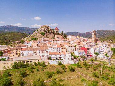 Dağlardaki bir köyün manzarası. Andilla, Valencia Bölgesi, İspanya