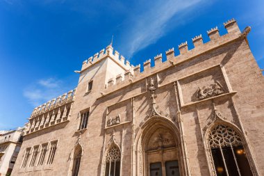 Lonja ya da Llotja de la Seda olarak bilinen Ortaçağ binasının dış görünüşü. Valencia şehrindeki anıt İspanya