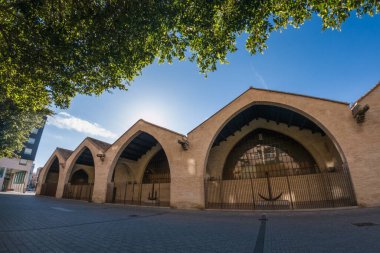 Valencia, İspanya. 1 Mart 2022. Drassanes olarak bilinen tarihi binanın dış görünüşü