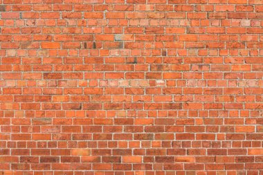 Caddede klasik kırmızı tuğla duvar