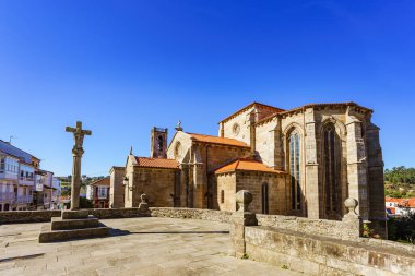 Betanzos Galiçya İspanya. Igrexa de San Francisco manzarası Eski kasabadaki antik kilise