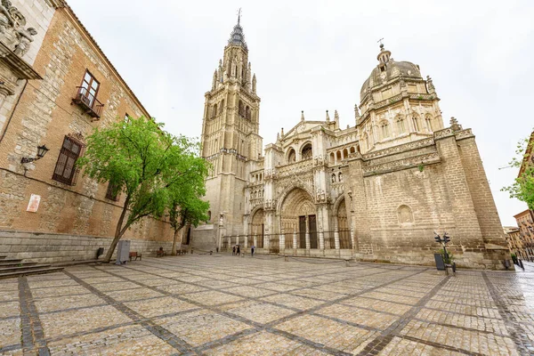 Widok Katedrę Toledo Plaza Del Ayuntamiento Deszczowy Dzień — Zdjęcie stockowe