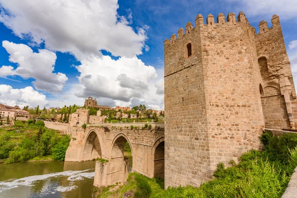 在西班牙托莱多 中世纪的圣马丁桥可以俯瞰塔格斯河的风景 — 图库照片