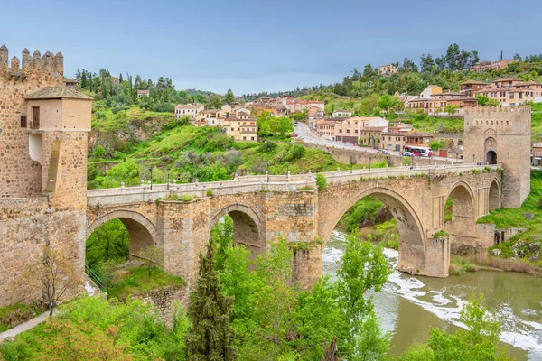 San Martin 'in ortaçağ yaya köprüsünün panoramik manzarası İspanya' nın Toledo kentindeki Tagus Nehri 'nin geniş manzarasını sunuyor.