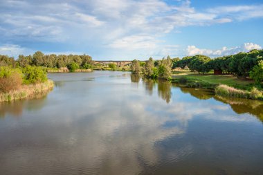Nehir ve mavi gökyüzü manzarası. Merida 'daki Guadiana Nehri, Extremadura, İspanya