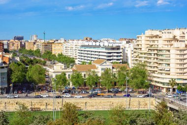 Valencia, İspanya. 6 Nisan 2022. Pont de Fusta an Turia Nehri 'nin panoramik manzarası