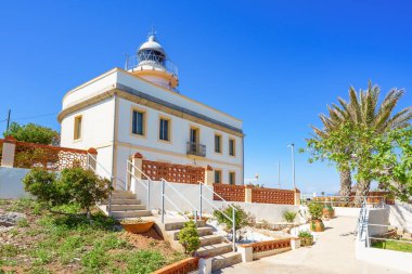 Oropesa del Mar, İspanya. 9 Mayıs 2022. Akdeniz kıyısındaki deniz feneri