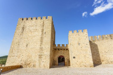 13. yüzyıldan bu yana İspanyol-Portekiz sınırına yakın Elf Eski Kasabası 'nın tepesinde inşa edilen İslami köken tahkimatı