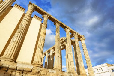 Merida, Extremadura, İspanya 'daki Antik Roma Tapınağı' nın düşük açılı görüntüsü 