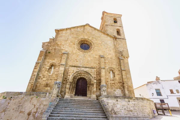 西班牙阿尔坎塔拉Santa Maria Almocovar教堂的低视角 — 图库照片