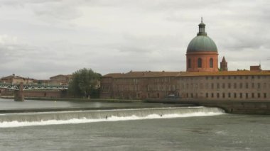 Fransa, Toulouse 'daki Garonne Nehri' nin ünlü manzarası Saint-Pierre ve La Grave Kubbesi.