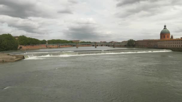 Fransa Nın Toulouse Şehrindeki Garonne Nehri Kıyısında Bazacle Weir Pont — Stok video