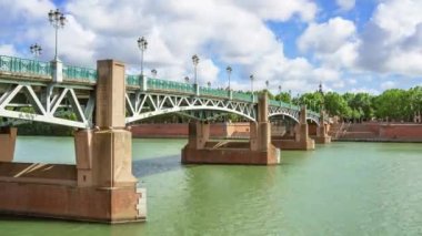 Fransa 'nın Toulouse kentindeki Garonne Nehri' nin hızlandırılmış manzarası
