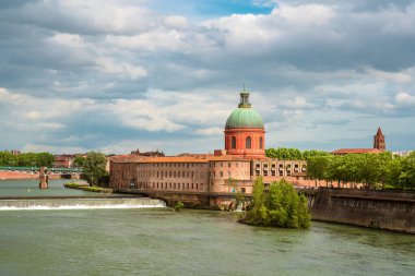 Garonne Nehri 'nin panoramik manzarası ve Fransa' da Toulouse La Ville Rose 'daki La Grave Kubbesi