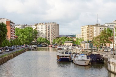 Toulouse, Fransa. 24 Mayıs 2022. Midi Kanalı 'ndaki Saint-Sauveur limanının manzarası