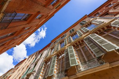 La Vile Rose City Toulouse 'daki terracotta tuğlalarından yapılmış bir caddenin alçak açılı görüntüsü.