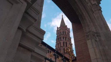 Fransa 'nın Toulouse bölgesindeki Basilique de Saint-Sernin' in alçak açılı görüntüsü