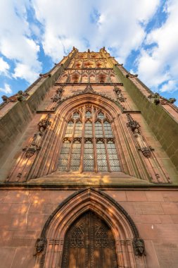 Coventry, Birleşik Krallık. 21 Haziran 2022. İngiltere 'deki Coventry Katedrali' nin çan kulesinin alçak açılı görüntüsü