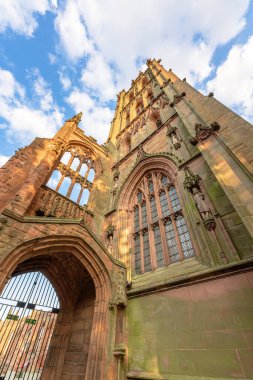 Coventry, Birleşik Krallık. 21 Haziran 2022. İngiltere 'deki Coventry Katedrali' nin çan kulesinin alçak açılı görüntüsü