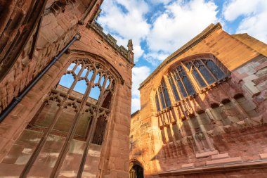 Coventry, Birleşik Krallık. 21 Haziran 2022. Coventry Katedrali 'nin İngiltere' deki harabelerinin düşük açılı görüntüsü