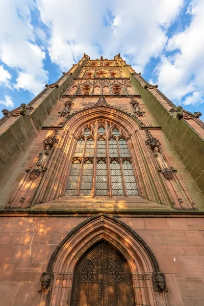 Coventry, Birleşik Krallık. 21 Haziran 2022. İngiltere 'deki Coventry Katedrali' nin çan kulesinin alçak açılı görüntüsü