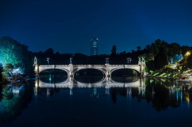 Umberto gece Torino 'da Po Nehri üzerinde köprü